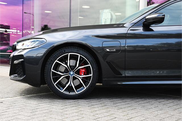 BMW 5-SERIE Touring 530e xDrive High Executive M Sport Automaat / Panoramadak / Sportstoelen / Stoelverwarming / Laserlight / Parking Assistant / Head-Up / Live Cockpit Professional