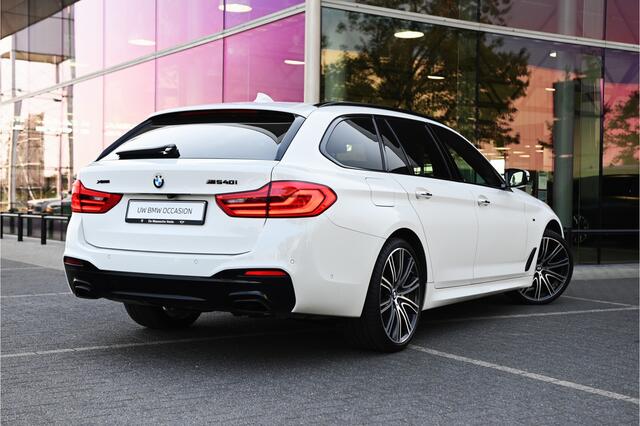 BMW 5-SERIE Touring 540i xDrive High Executive M-sport Automaat / Panoramadak / Trekhaak / Head-up Display / Parking Assistant Plus / Adaptief onderstel / 20"LM-velgen