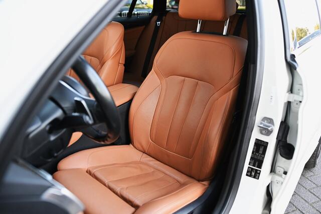 BMW 5-SERIE Touring 540i xDrive High Executive M-sport Automaat / Panoramadak / Trekhaak / Head-up Display / Parking Assistant Plus / Adaptief onderstel / 20"LM-velgen