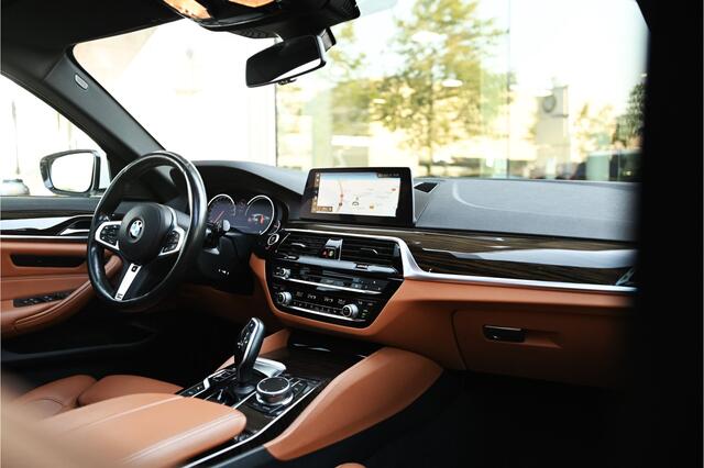 BMW 5-SERIE Touring 540i xDrive High Executive M-sport Automaat / Panoramadak / Trekhaak / Head-up Display / Parking Assistant Plus / Adaptief onderstel / 20"LM-velgen