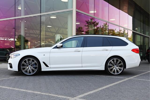 BMW 5-SERIE Touring 540i xDrive High Executive M-sport Automaat / Panoramadak / Trekhaak / Head-up Display / Parking Assistant Plus / Adaptief onderstel / 20"LM-velgen