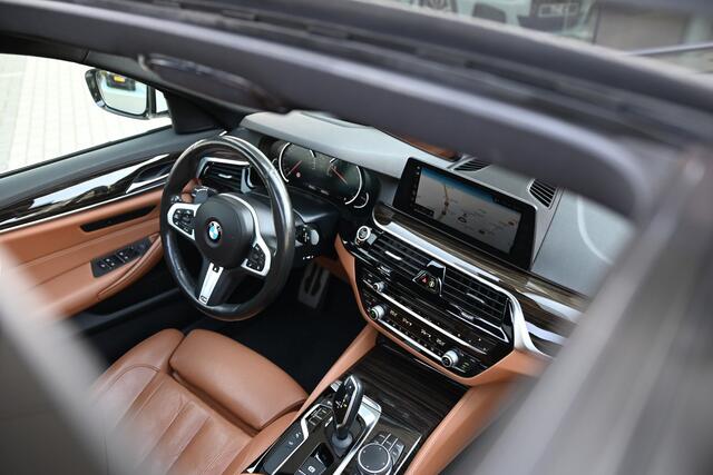BMW 5-SERIE Touring 540i xDrive High Executive M-sport Automaat / Panoramadak / Trekhaak / Head-up Display / Parking Assistant Plus / Adaptief onderstel / 20"LM-velgen