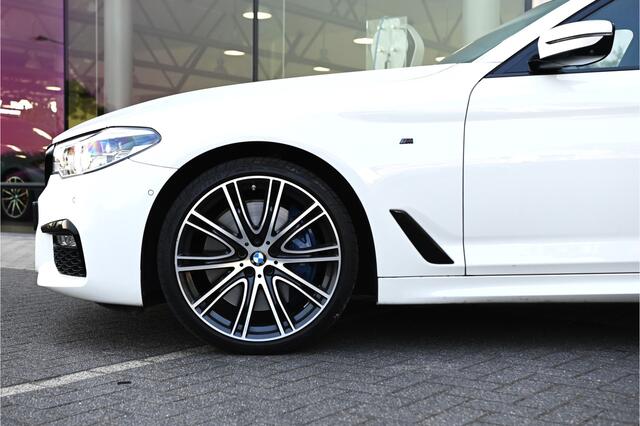 BMW 5-SERIE Touring 540i xDrive High Executive M-sport Automaat / Panoramadak / Trekhaak / Head-up Display / Parking Assistant Plus / Adaptief onderstel / 20"LM-velgen