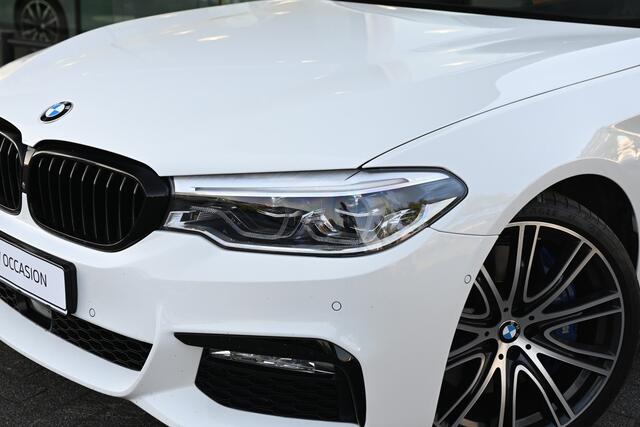 BMW 5-SERIE Touring 540i xDrive High Executive M-sport Automaat / Panoramadak / Trekhaak / Head-up Display / Parking Assistant Plus / Adaptief onderstel / 20"LM-velgen