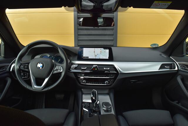BMW 5-SERIE Touring 520i Executive * Sport line * Navigatie Professional * Stoelverwarming * Sfeerverlichting *
