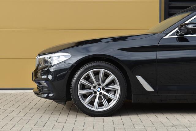 BMW 5-SERIE Touring 520i Executive * Sport line * Navigatie Professional * Stoelverwarming * Sfeerverlichting *