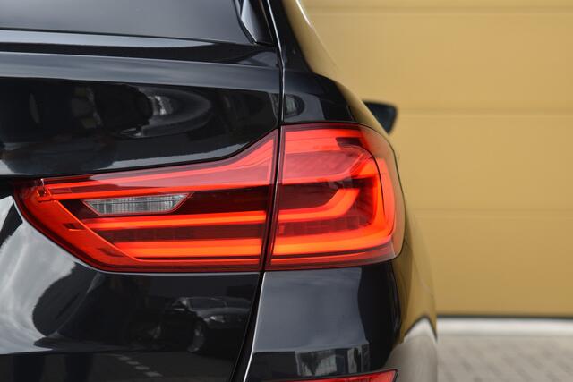 BMW 5-SERIE Touring 520i Executive * Sport line * Navigatie Professional * Stoelverwarming * Sfeerverlichting *