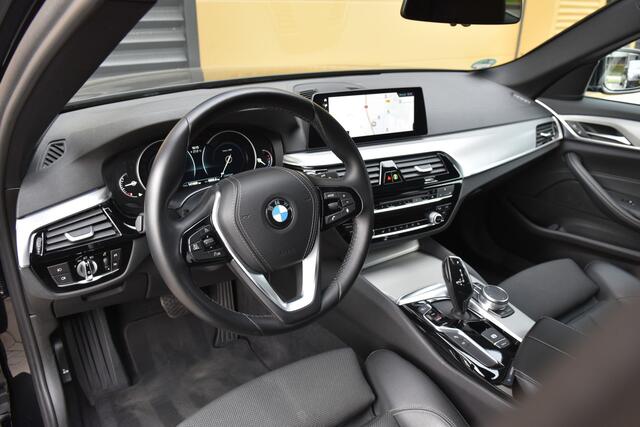 BMW 5-SERIE Touring 520i Executive * Sport line * Navigatie Professional * Stoelverwarming * Sfeerverlichting *