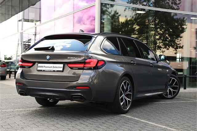 BMW 5-SERIE Touring 530e High Executive M Sport Automaat / Panoramadak / Trekhaak / Sportstoelen / Stoelverwarming / Laserlight / Head-Up / Parking Assistant / Live Cockpit Professional