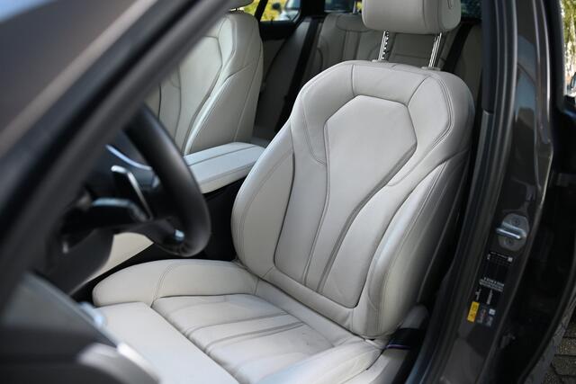 BMW 5-SERIE Touring 530e High Executive M Sport Automaat / Panoramadak / Trekhaak / Sportstoelen / Stoelverwarming / Laserlight / Head-Up / Parking Assistant / Live Cockpit Professional