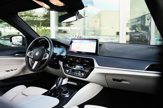 BMW 5-SERIE Touring 530e High Executive M Sport Automaat / Panoramadak / Trekhaak / Sportstoelen / Stoelverwarming / Laserlight / Head-Up / Parking Assistant / Live Cockpit Professional