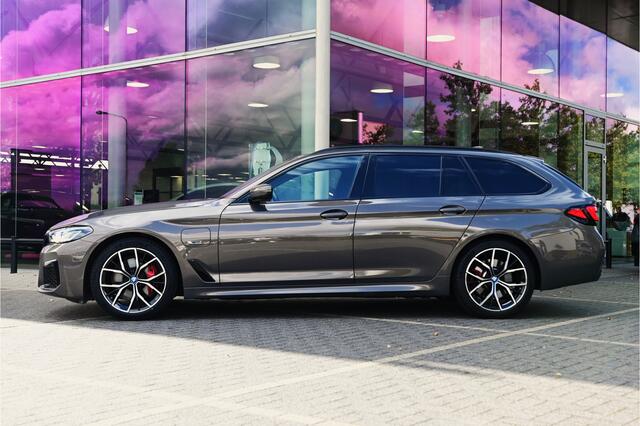 BMW 5-SERIE Touring 530e High Executive M Sport Automaat / Panoramadak / Trekhaak / Sportstoelen / Stoelverwarming / Laserlight / Head-Up / Parking Assistant / Live Cockpit Professional