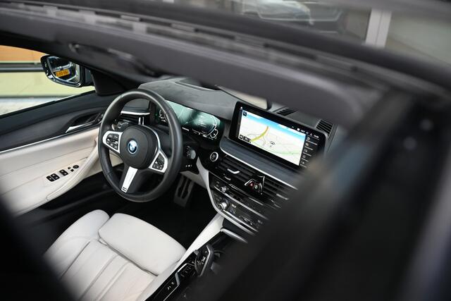 BMW 5-SERIE Touring 530e High Executive M Sport Automaat / Panoramadak / Trekhaak / Sportstoelen / Stoelverwarming / Laserlight / Head-Up / Parking Assistant / Live Cockpit Professional