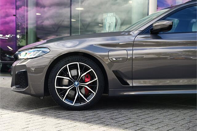 BMW 5-SERIE Touring 530e High Executive M Sport Automaat / Panoramadak / Trekhaak / Sportstoelen / Stoelverwarming / Laserlight / Head-Up / Parking Assistant / Live Cockpit Professional