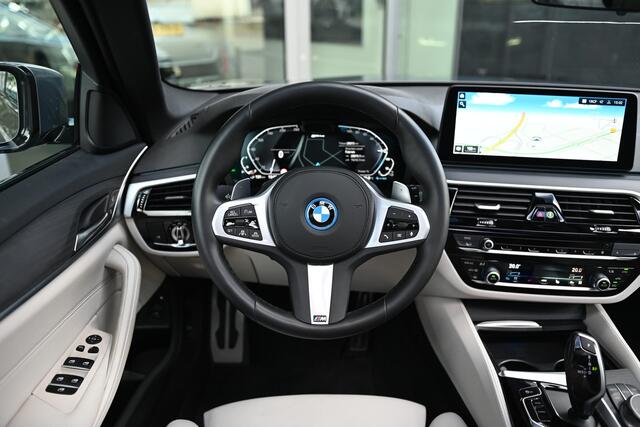 BMW 5-SERIE Touring 530e High Executive M Sport Automaat / Panoramadak / Trekhaak / Sportstoelen / Stoelverwarming / Laserlight / Head-Up / Parking Assistant / Live Cockpit Professional