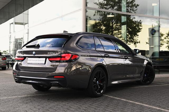 BMW 5-SERIE Touring 530e xDrive High Executive M Sport Automaat / Panoramadak / Trekhaak / Sportstoelen / Laserlight / Stoelverwarming voor + achter / Head-Up / Harman Kardon / Live Cockpit Professional
