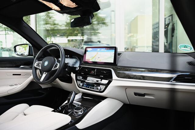 BMW 5-SERIE Touring 530e xDrive High Executive M Sport Automaat / Panoramadak / Trekhaak / Sportstoelen / Laserlight / Stoelverwarming voor + achter / Head-Up / Harman Kardon / Live Cockpit Professional