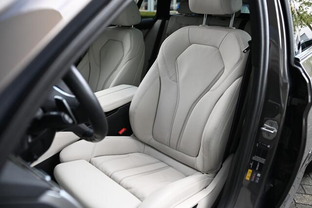 BMW 5-SERIE Touring 530e xDrive High Executive M Sport Automaat / Panoramadak / Trekhaak / Sportstoelen / Laserlight / Stoelverwarming voor + achter / Head-Up / Harman Kardon / Live Cockpit Professional