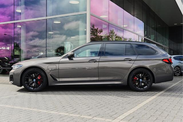 BMW 5-SERIE Touring 530e xDrive High Executive M Sport Automaat / Panoramadak / Trekhaak / Sportstoelen / Laserlight / Stoelverwarming voor + achter / Head-Up / Harman Kardon / Live Cockpit Professional