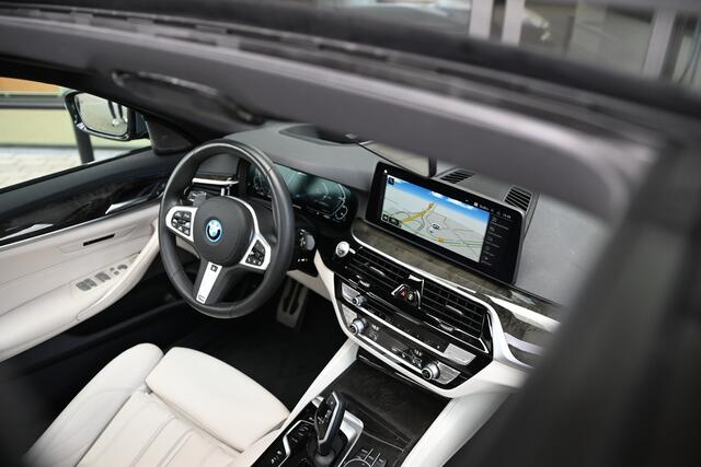 BMW 5-SERIE Touring 530e xDrive High Executive M Sport Automaat / Panoramadak / Trekhaak / Sportstoelen / Laserlight / Stoelverwarming voor + achter / Head-Up / Harman Kardon / Live Cockpit Professional