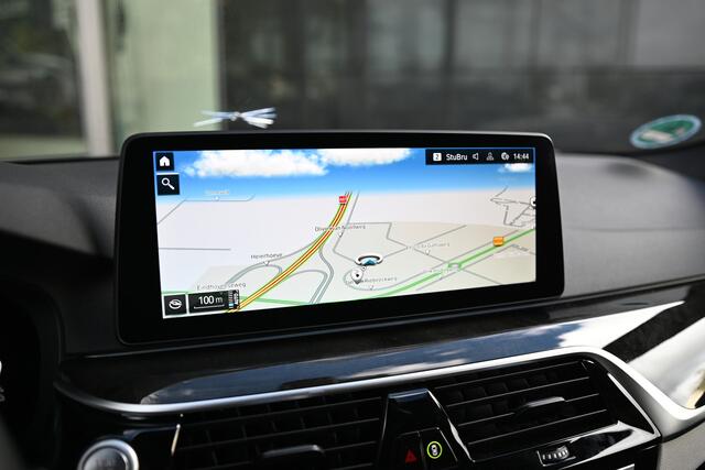 BMW 5-SERIE Touring 530e xDrive High Executive M Sport Automaat / Panoramadak / Trekhaak / Sportstoelen / Laserlight / Stoelverwarming voor + achter / Head-Up / Harman Kardon / Live Cockpit Professional