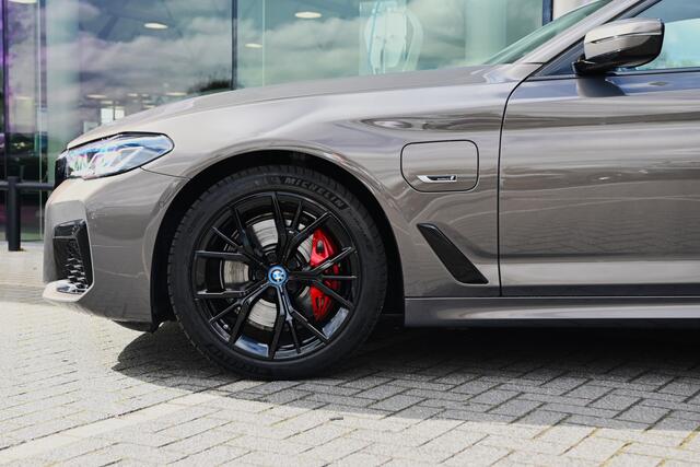 BMW 5-SERIE Touring 530e xDrive High Executive M Sport Automaat / Panoramadak / Trekhaak / Sportstoelen / Laserlight / Stoelverwarming voor + achter / Head-Up / Harman Kardon / Live Cockpit Professional