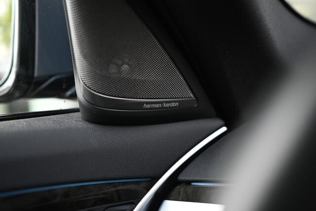 BMW 5-SERIE Touring 530e xDrive High Executive M Sport Automaat / Panoramadak / Trekhaak / Sportstoelen / Laserlight / Stoelverwarming voor + achter / Head-Up / Harman Kardon / Live Cockpit Professional