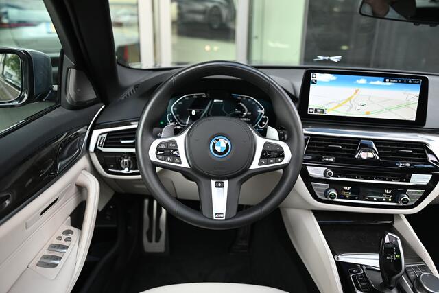 BMW 5-SERIE Touring 530e xDrive High Executive M Sport Automaat / Panoramadak / Trekhaak / Sportstoelen / Laserlight / Stoelverwarming voor + achter / Head-Up / Harman Kardon / Live Cockpit Professional
