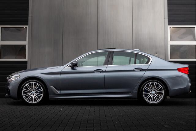BMW 5-SERIE 530i 252 pk xDrive High Executive M-Sportpakket / NL-Auto/ Dealer-Ond/ Nappa-Leder/ Sportstoelen/ Schuifdak/ HUD/ Camera/ Keyless/ Ambience.Verl/ Trekhaak/ Park.Sens/ 19'' LMV