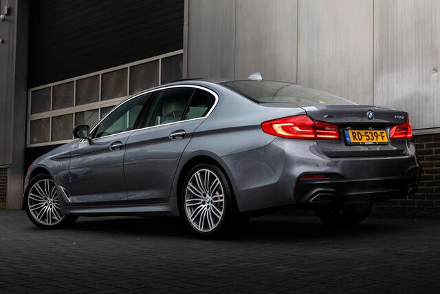 BMW 5-SERIE 530i 252 pk xDrive High Executive M-Sportpakket / NL-Auto/ Dealer-Ond/ Nappa-Leder/ Sportstoelen/ Schuifdak/ HUD/ Camera/ Keyless/ Ambience.Verl/ Trekhaak/ Park.Sens/ 19'' LMV