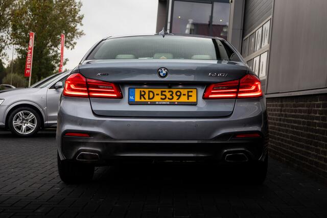 BMW 5-SERIE 530i 252 pk xDrive High Executive M-Sportpakket / NL-Auto/ Dealer-Ond/ Nappa-Leder/ Sportstoelen/ Schuifdak/ HUD/ Camera/ Keyless/ Ambience.Verl/ Trekhaak/ Park.Sens/ 19'' LMV