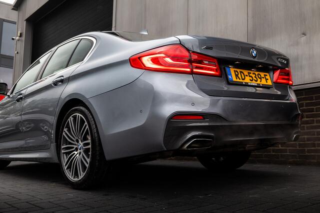 BMW 5-SERIE 530i 252 pk xDrive High Executive M-Sportpakket / NL-Auto/ Dealer-Ond/ Nappa-Leder/ Sportstoelen/ Schuifdak/ HUD/ Camera/ Keyless/ Ambience.Verl/ Trekhaak/ Park.Sens/ 19'' LMV