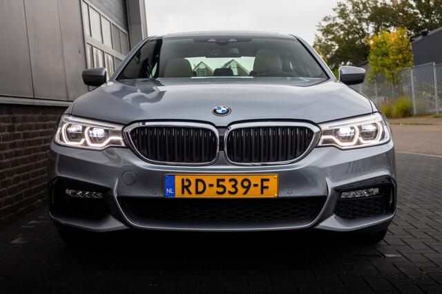 BMW 5-SERIE 530i 252 pk xDrive High Executive M-Sportpakket / NL-Auto/ Dealer-Ond/ Nappa-Leder/ Sportstoelen/ Schuifdak/ HUD/ Camera/ Keyless/ Ambience.Verl/ Trekhaak/ Park.Sens/ 19'' LMV