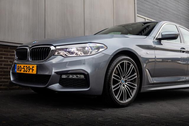 BMW 5-SERIE 530i 252 pk xDrive High Executive M-Sportpakket / NL-Auto/ Dealer-Ond/ Nappa-Leder/ Sportstoelen/ Schuifdak/ HUD/ Camera/ Keyless/ Ambience.Verl/ Trekhaak/ Park.Sens/ 19'' LMV