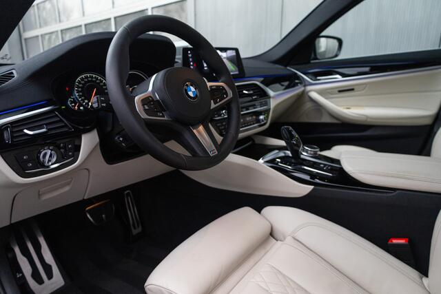 BMW 5-SERIE 530i 252 pk xDrive High Executive M-Sportpakket / NL-Auto/ Dealer-Ond/ Nappa-Leder/ Sportstoelen/ Schuifdak/ HUD/ Camera/ Keyless/ Ambience.Verl/ Trekhaak/ Park.Sens/ 19'' LMV