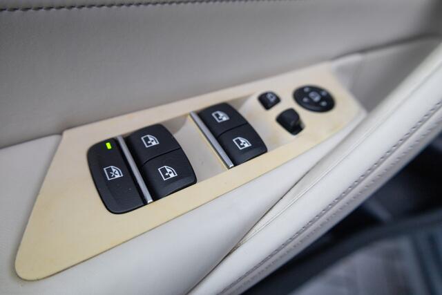 BMW 5-SERIE 530i 252 pk xDrive High Executive M-Sportpakket / NL-Auto/ Dealer-Ond/ Nappa-Leder/ Sportstoelen/ Schuifdak/ HUD/ Camera/ Keyless/ Ambience.Verl/ Trekhaak/ Park.Sens/ 19'' LMV