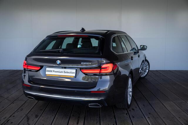 BMW 5-SERIE Touring 520i High Executive | Glazen Panoramadak | Elektrisch verwarmde voorstoelen | Parking Assistant