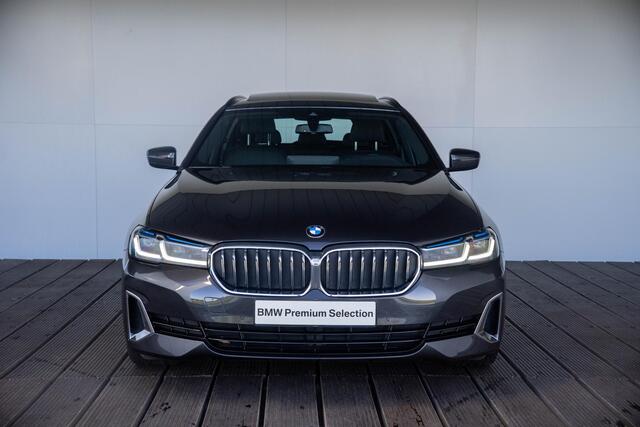 BMW 5-SERIE Touring 520i High Executive | Glazen Panoramadak | Elektrisch verwarmde voorstoelen | Parking Assistant