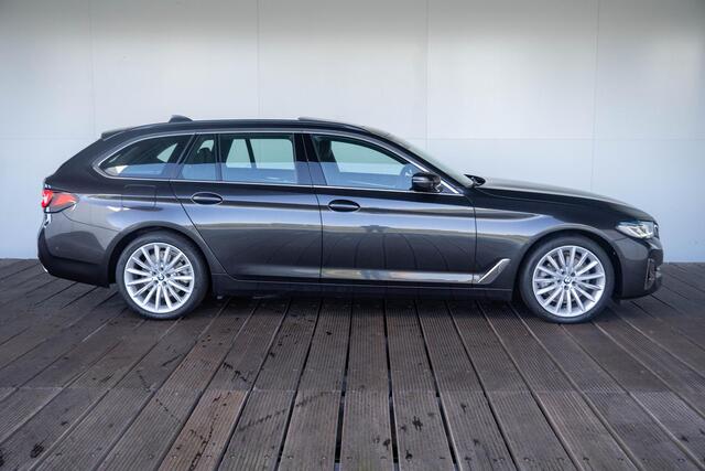 BMW 5-SERIE Touring 520i High Executive | Glazen Panoramadak | Elektrisch verwarmde voorstoelen | Parking Assistant