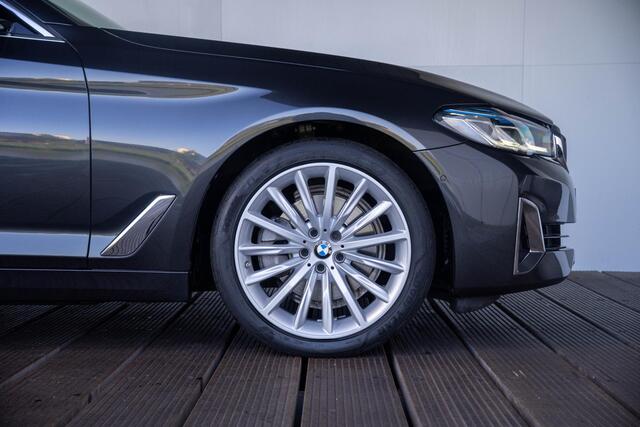 BMW 5-SERIE Touring 520i High Executive | Glazen Panoramadak | Elektrisch verwarmde voorstoelen | Parking Assistant