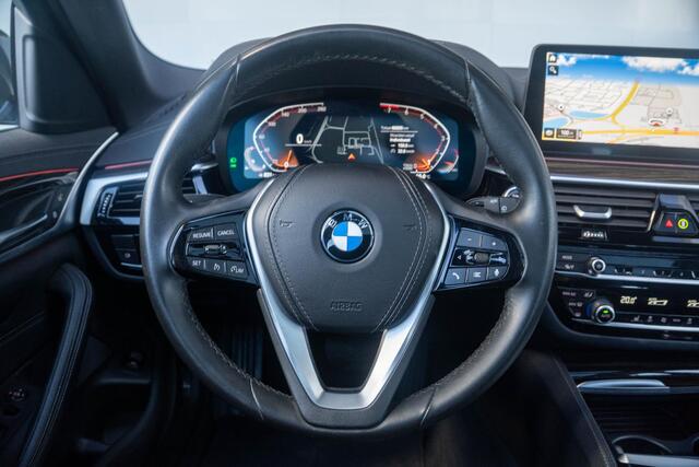 BMW 5-SERIE Touring 520i High Executive | Glazen Panoramadak | Elektrisch verwarmde voorstoelen | Parking Assistant