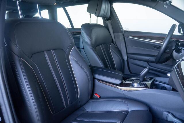 BMW 5-SERIE Touring 520i High Executive | Glazen Panoramadak | Elektrisch verwarmde voorstoelen | Parking Assistant