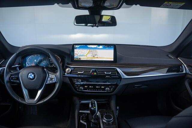 BMW 5-SERIE Touring 520i High Executive | Glazen Panoramadak | Elektrisch verwarmde voorstoelen | Parking Assistant