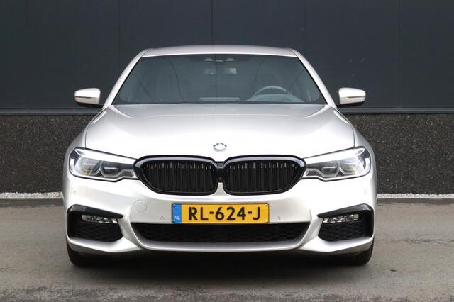 BMW 5-SERIE 520i M Sport High Exe 19 inch Comfort stoelen Head Up