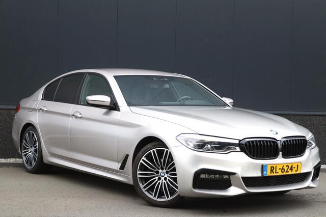 BMW 5-SERIE 520i M Sport High Exe 19 inch Comfort stoelen Head Up
