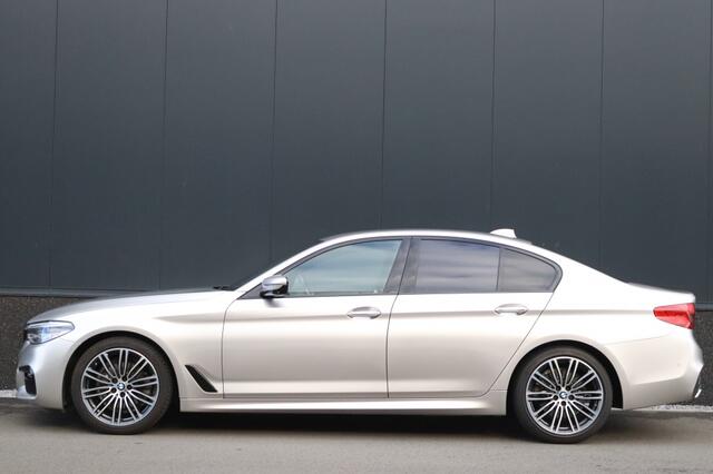 BMW 5-SERIE 520i M Sport High Exe 19 inch Comfort stoelen Head Up
