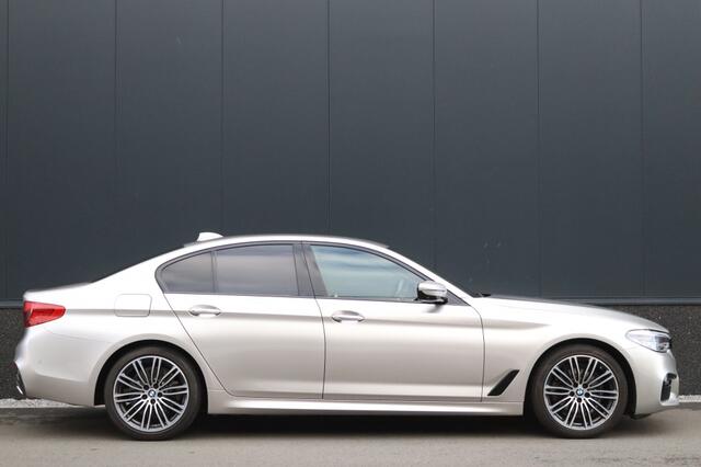 BMW 5-SERIE 520i M Sport High Exe 19 inch Comfort stoelen Head Up