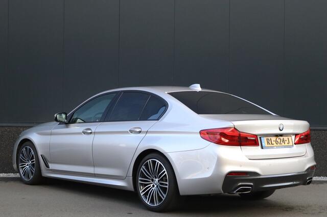 BMW 5-SERIE 520i M Sport High Exe 19 inch Comfort stoelen Head Up