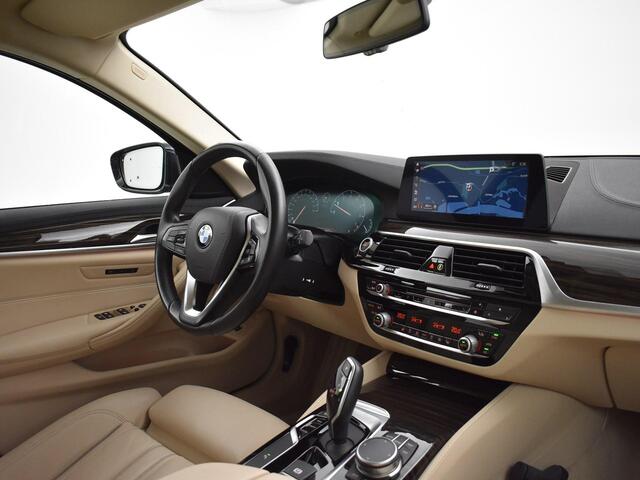 BMW 5-SERIE Touring 520i LUXURY LINE + HEAD-UP / STANDKACHEL / LED / COMFORTZETELS / DIGITALE COCKPIT