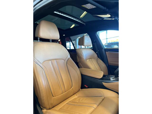BMW 5-SERIE Touring 520i High Executive M Sport | Facelift | Panoramadak | Luxe lederen bekleding | Laser-LED | Nederlands geleverd | Memory seats | Sfeerverlichting | Apple carplay | Adaptief onderstel | Keyless | Cruise control | Climate control | Stoelverwarming |
